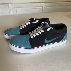 Nike’s Canvas Lace-Up Sneakers Black/Teal Men’s Size 9